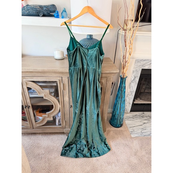 Marchesa Notte Cowl-Neck Embroidered Velvet Gown in Sage Green Size 4 - Picture 6 of 11